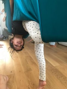 yoga aérien-enfants-lindaetyogito-adolescents
