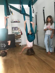 yoga aérien-enfants-lindaetyogito-adolescents