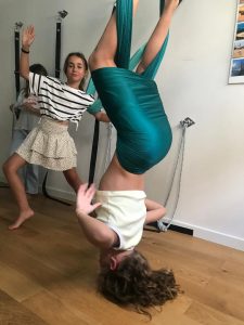 yoga aérien-enfants-lindaetyogito-adolescents