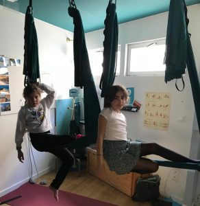 yoga aérien-enfants-lindaetyogito-adolescents