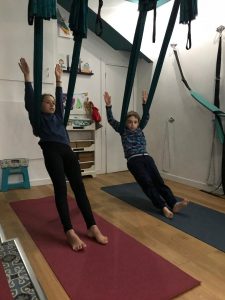 yoga aérien-enfants-lindaetyogito-adolescents