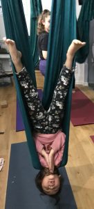 yoga aérien-enfants-lindaetyogito-adolescents